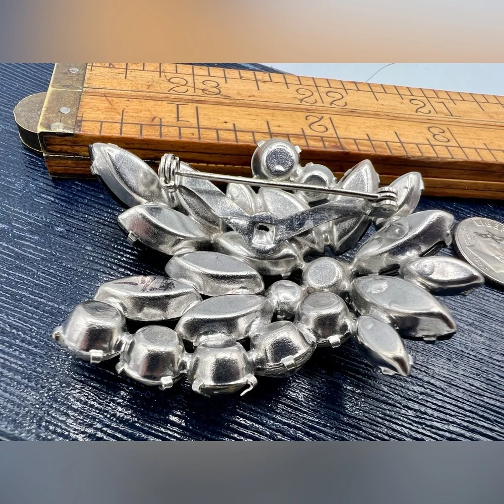 Vintage silver tone brooch pin with black & clear rhinestones costume jewelry - Picture 7 of 8